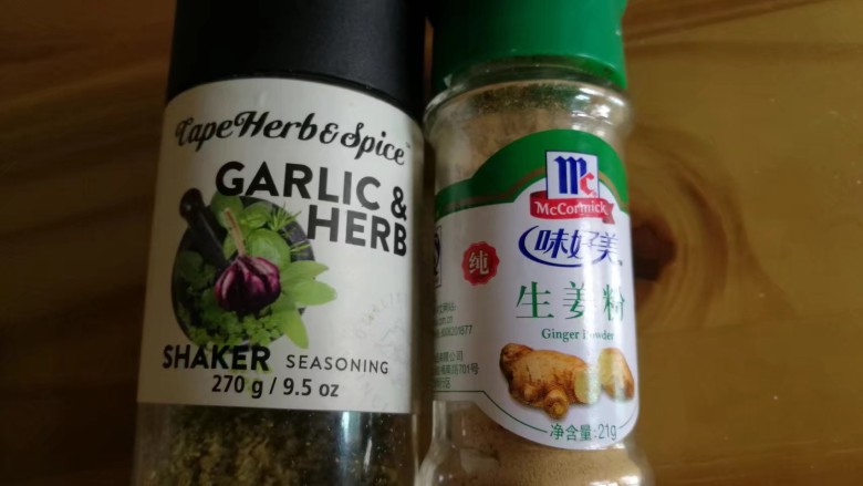 吃出好身材,三文鱼沙拉晚餐,胡椒大蒜粉、生姜粉有去湿散寒燃烧脂肪功效,有利于瘦身