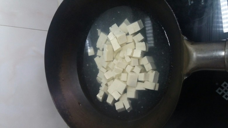 宅吃辣豆腐,切<a style='color:red;display:inline-block;' href='/shicai/ 465'>豆腐</a>。切成一块一块的。这个地方不方便拍，因为会使用手刀。即一手托着<a style='color:red;display:inline-block;' href='/shicai/ 465'>豆腐</a>一手往锅里扔切好的<a style='color:red;display:inline-block;' href='/shicai/ 465'>豆腐</a>块。