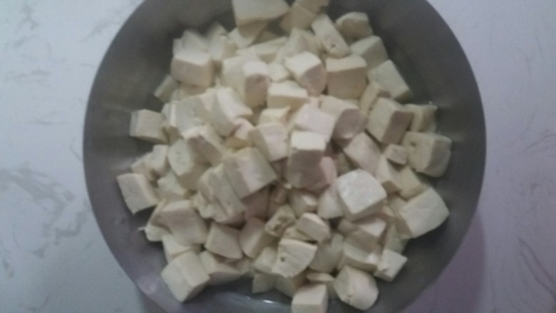 宅吃辣豆腐,捞出来，等待备用