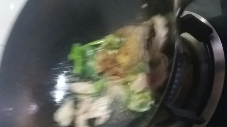宅吃辣豆腐,这个拍花了，就是炒的过程中铲子的速度非常快……快到无法拍摄。
但是还是想用这张图，这个时候把十三粉什么的调料放进去就OK。