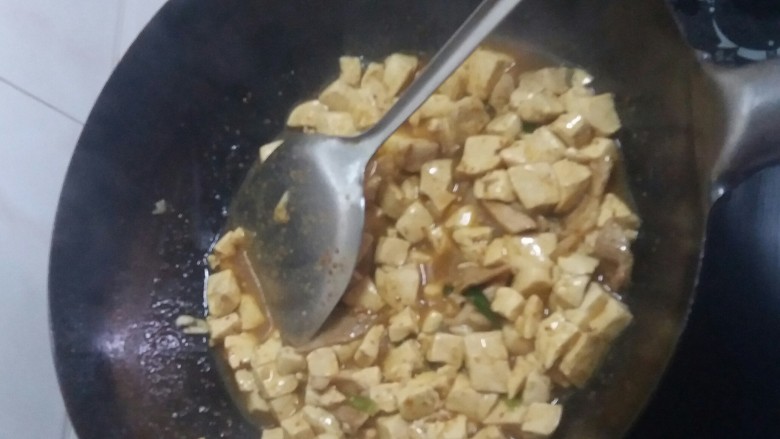宅吃辣豆腐,放盐，关火。在炒几下。