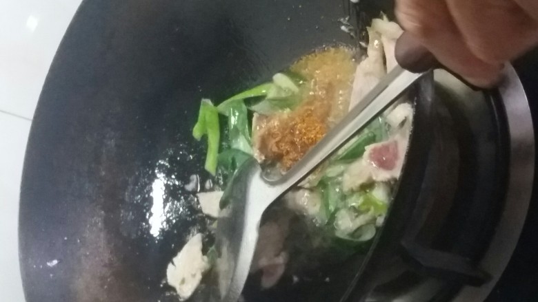 宅吃辣豆腐,倒入辣椒面