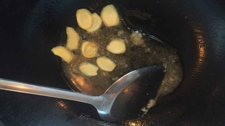 糖醋排骨,白砂糖烧化后加入姜片炒