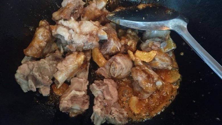 糖醋排骨,待糖炒至起沫放入煮好的排骨翻炒