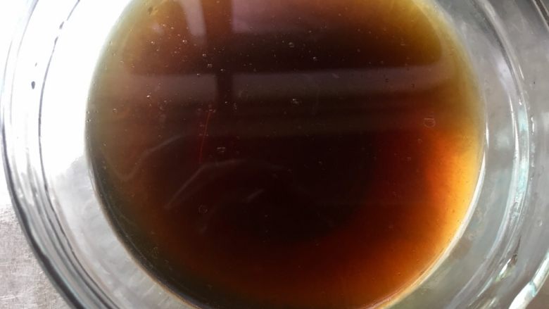糖醋排骨,倒入调好的醋水（含水、醋和盐）继续翻炒