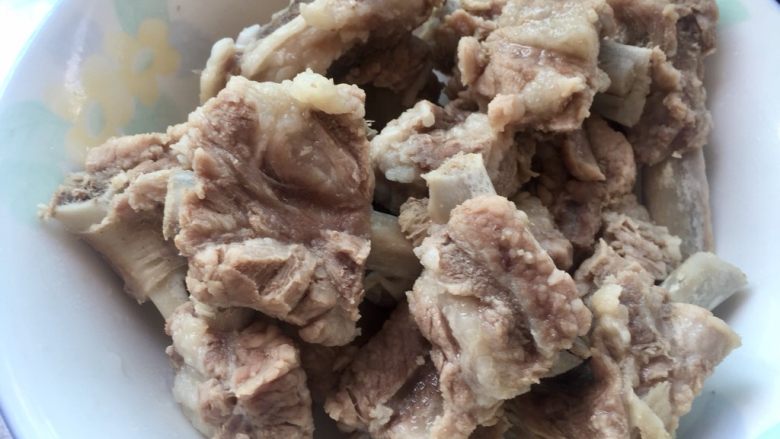 糖醋排骨,焯水后煮40分钟捞出沥干