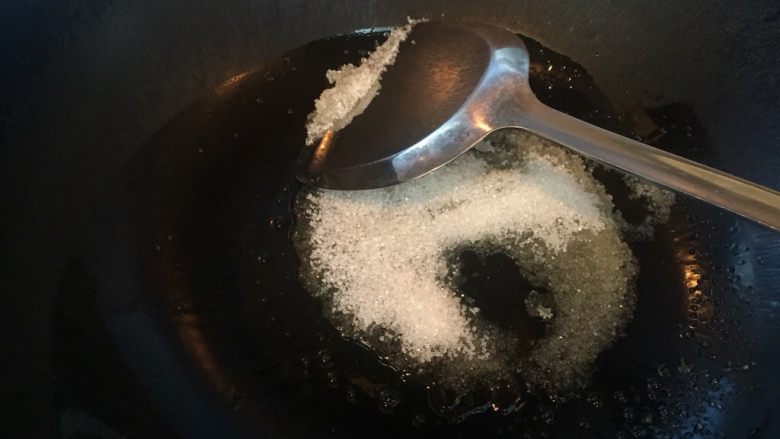 糖醋排骨,油锅烧热加入白砂糖