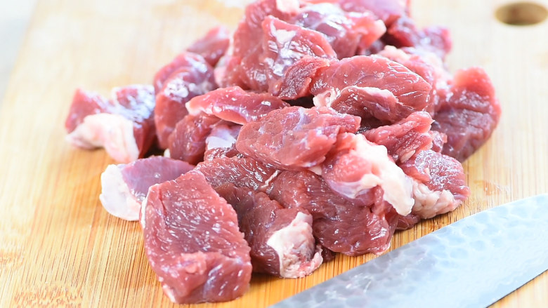 【食疗-失眠】牛肉搭配药食同源食材,功效加倍,不可错过,<a style='color:red;display:inline-block;' href='/shicai/ 216'>牛肉</a>切块。