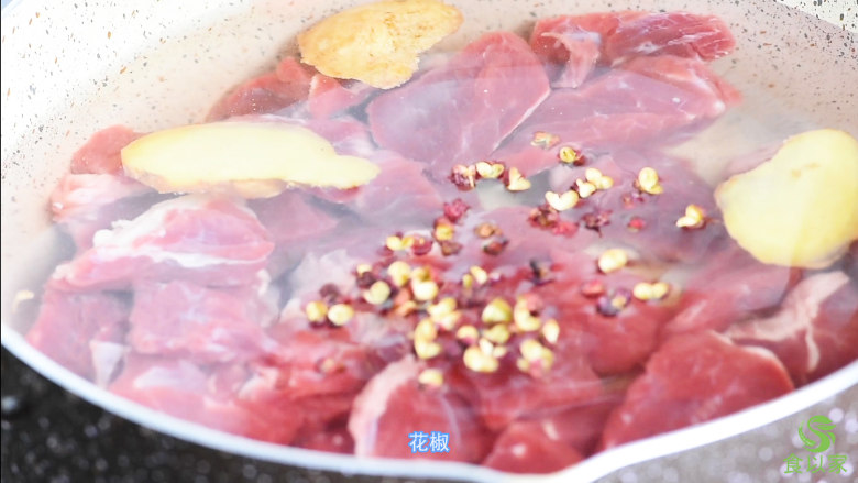 【食疗-失眠】牛肉搭配药食同源食材,功效加倍,不可错过,放入锅内,加水,生姜片,料酒。