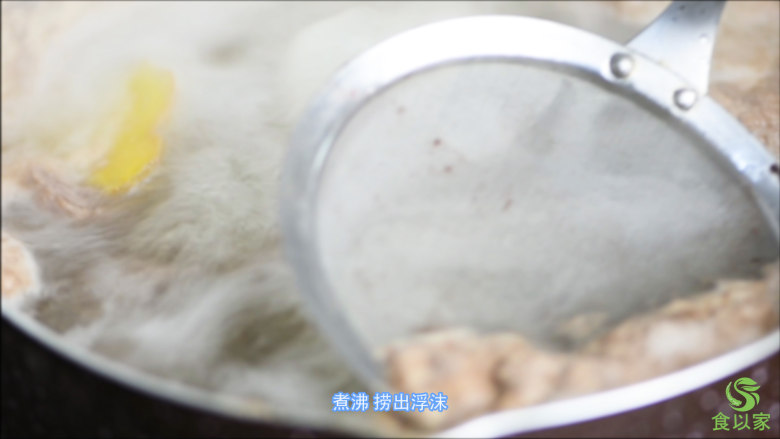 【食疗-失眠】牛肉搭配药食同源食材,功效加倍,不可错过,煮沸,撇去浮沫。捞出牛肉。