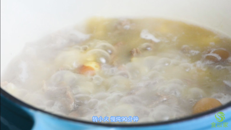 【食疗-失眠】牛肉搭配药食同源食材,功效加倍,不可错过,大火煮开,转小火,慢炖90分钟。