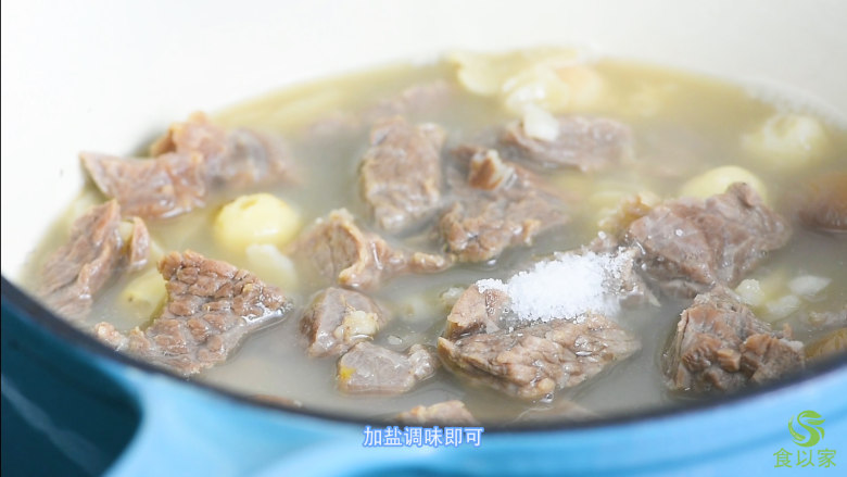 【食疗-失眠】牛肉搭配药食同源食材,功效加倍,不可错过,炖至牛肉熟透,莲子软糯,加盐调味即可。