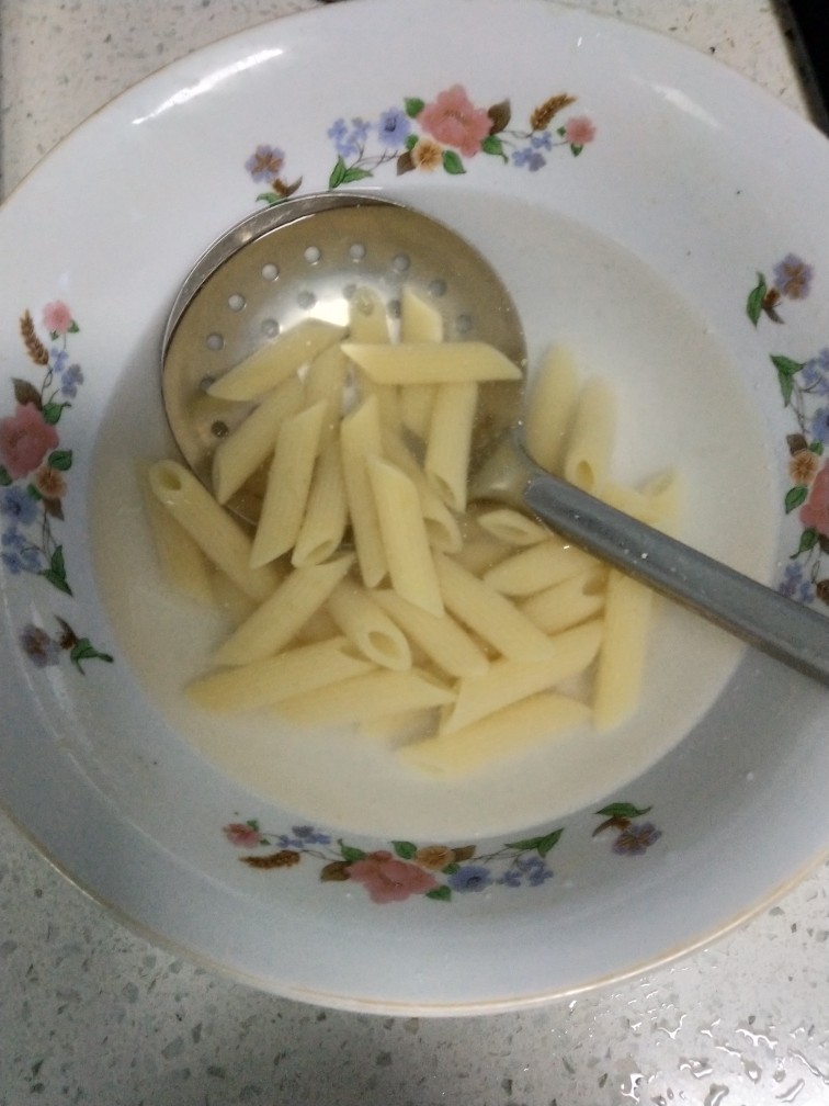 简易版意大利通心粉,<a style='color:red;display:inline-block;' href='/shicai/ 521'>通心粉</a>煮15分钟,过凉水,沥干,放一点橄榄油防止粘粘