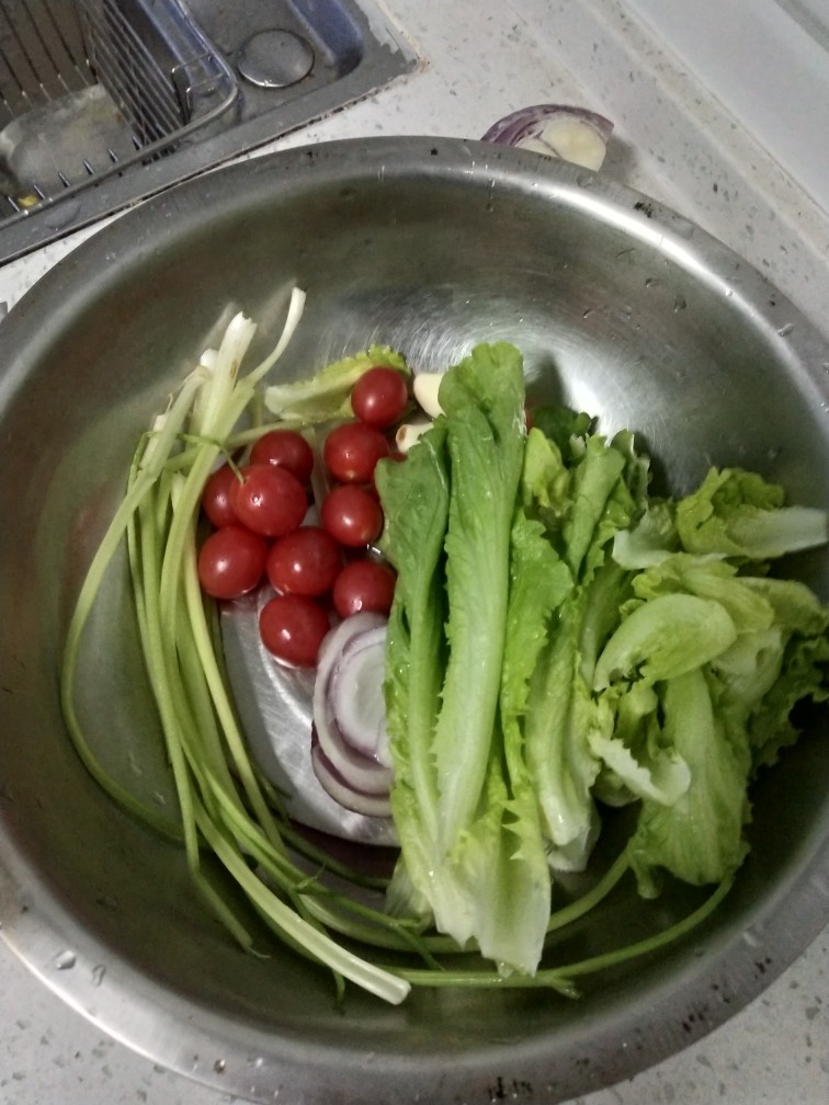 简易版意大利通心粉,所有菜洗干净,备用