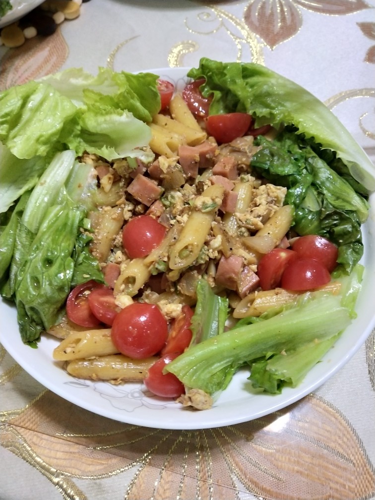 简易版意大利通心粉,中间没来得及拍照片,文字说明吧~
蔬菜炒香后,倒入煮好的通心粉,煸炒几下后,倒一点水,转小火。
少许(5g左右)盐,酱油,黑<a style='color:red;display:inline-block;' href='/shicai/ 720'>胡椒粉</a>,<a style='color:red;display:inline-block;' href='/shicai/ 7633'>黑胡椒酱</a>,<a style='color:red;display:inline-block;' href='/shicai/ 699'>番茄酱</a>,加一点水搅匀,倒入锅中。翻炒均匀,汤汁收浓,盛入盘中。
小番茄对半切开,放入盘中(懒得摆盘了),<a style='color:red;display:inline-block;' href='/shicai/ 121'>生菜</a>切成段,可以过个水,也可以生的,放入盘中