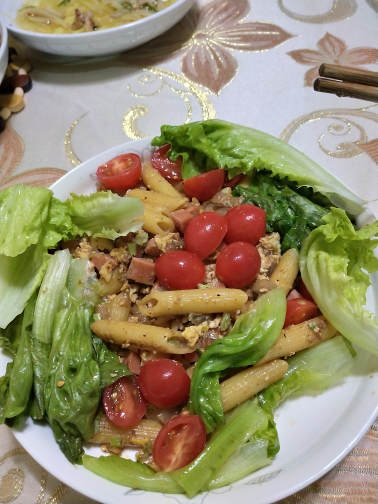 简易版意大利通心粉,今天做的有点咸了,给出的配料,可以自己加减,家里没有胡萝卜了,不然加点胡萝卜粒更好吃~