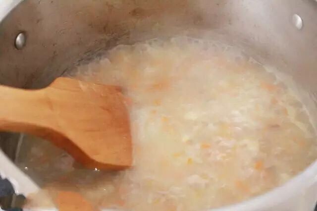 胡萝卜肉末粥,待到水再次沸腾后,转小火慢慢煮