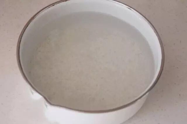 胡萝卜肉末粥,<a style='color:red;display:inline-block;' href='/shicai/ 492'>大米</a>提前一晚泡好,泡到发白,这样比较容易快点煮熟