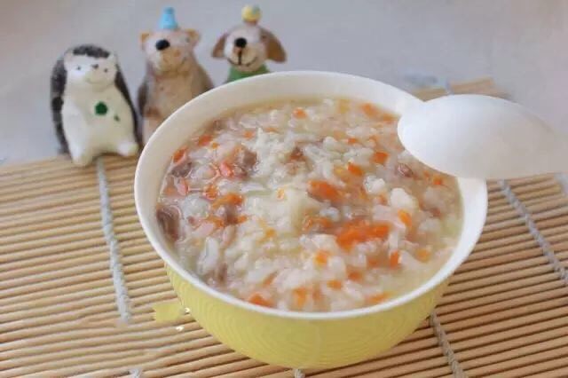 胡萝卜肉末粥,最后出锅前加入少许的盐和<a style='color:red;display:inline-block;' href='/shicai/ 756'>鸡精</a>调味即可~是不是吃完就觉得满血复活了,上班去咯~!