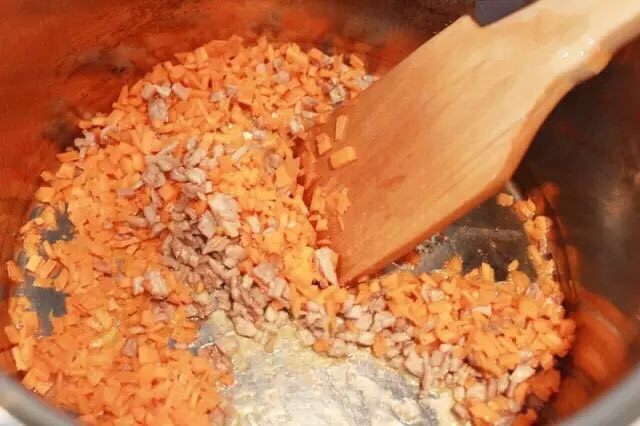 胡萝卜肉末粥,然后加入胡萝卜一起煸炒~胡萝卜里面富含丰富的维生素A,但是维生素A是脂溶性维生素,所以用油炒一下最好啦~