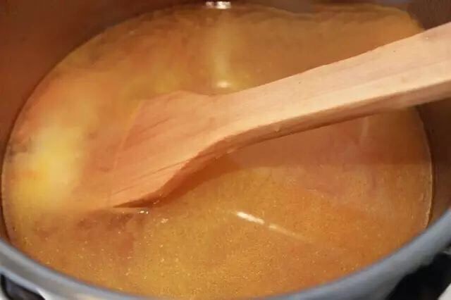 胡萝卜肉末粥,都炒好后,倒水,水沸腾后,倒入泡好的米