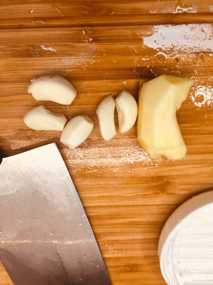 炒虾仁,<a style='color:red;display:inline-block;' href='/shicai/ 37'>姜</a>蒜，<a style='color:red;display:inline-block;' href='/shicai/ 37'>姜</a>只用了一半样子