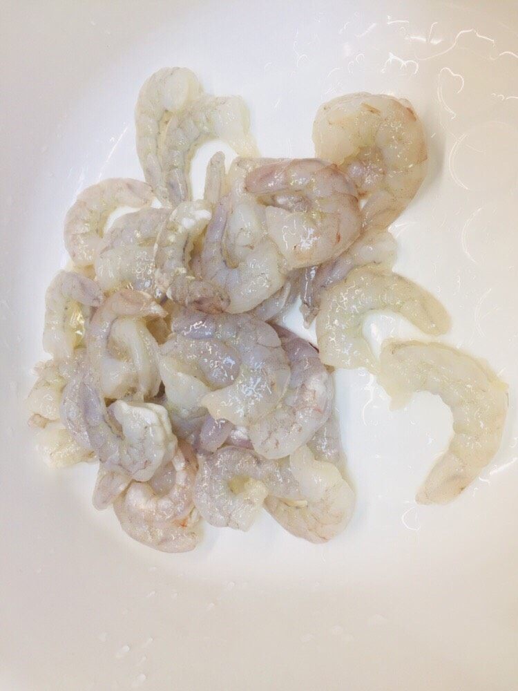 炒虾仁,解冻，洗干净