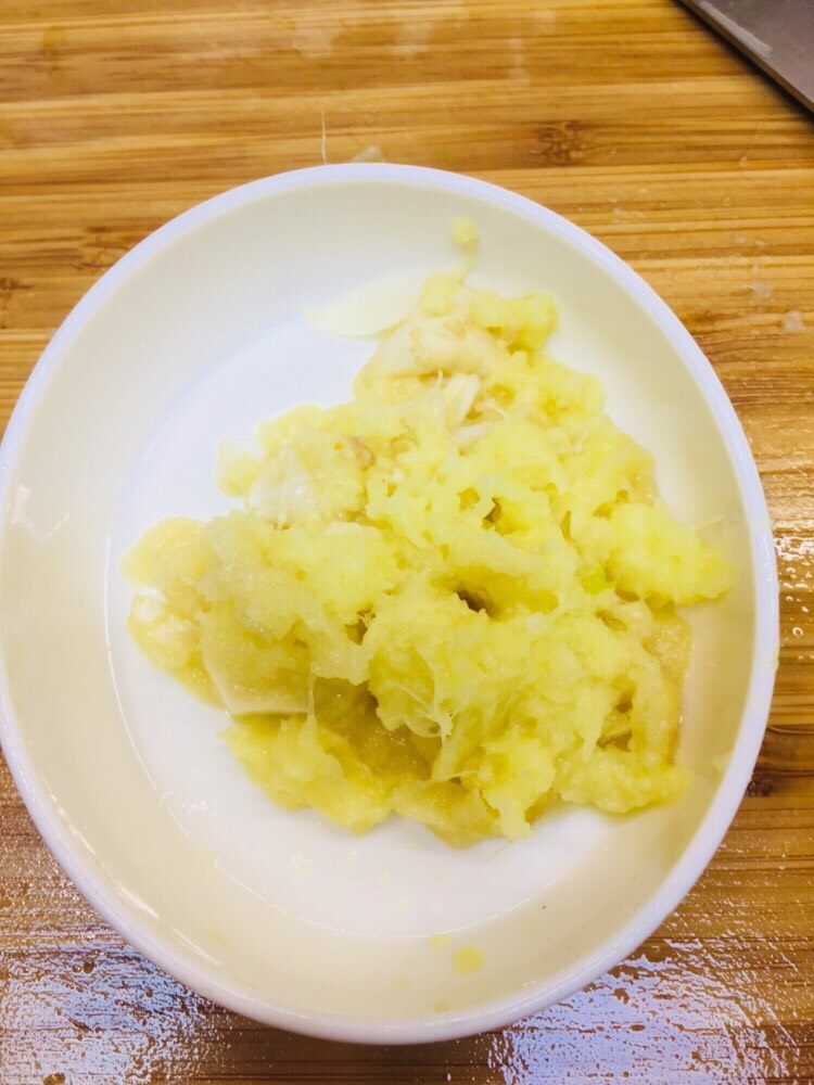 炒虾仁,碾成泥，切碎一样