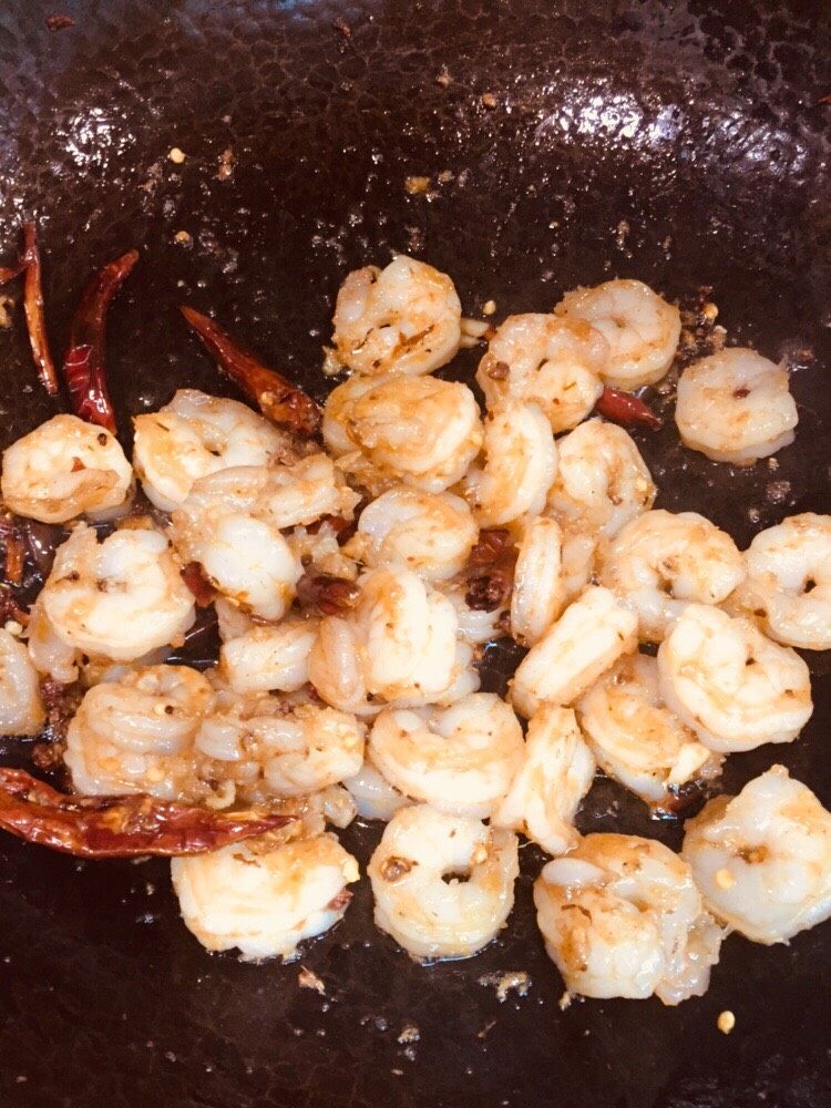 炒虾仁,大火翻炒，加豉油，没有的话加酱油。出锅前再加点盐。