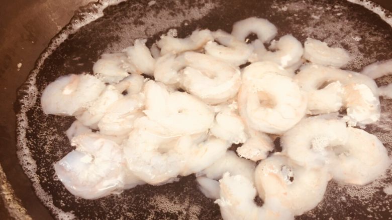 炒虾仁,水煮一下