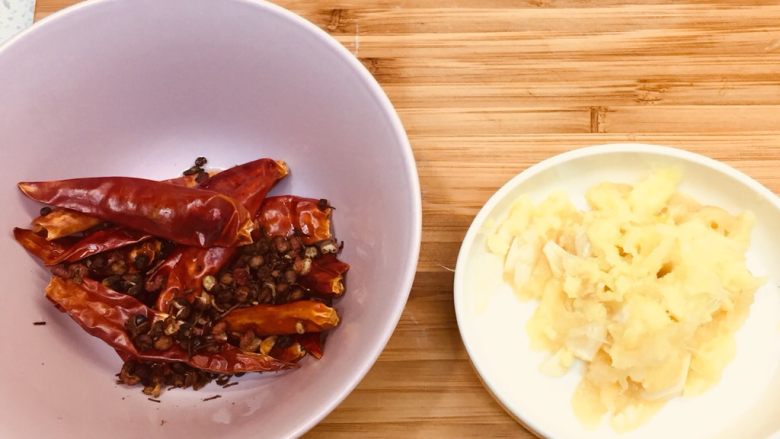 炒虾仁,<a style='color:red;display:inline-block;' href='/shicai/ 62'>辣椒</a><a style='color:red;display:inline-block;' href='/shicai/ 700'>花椒</a>