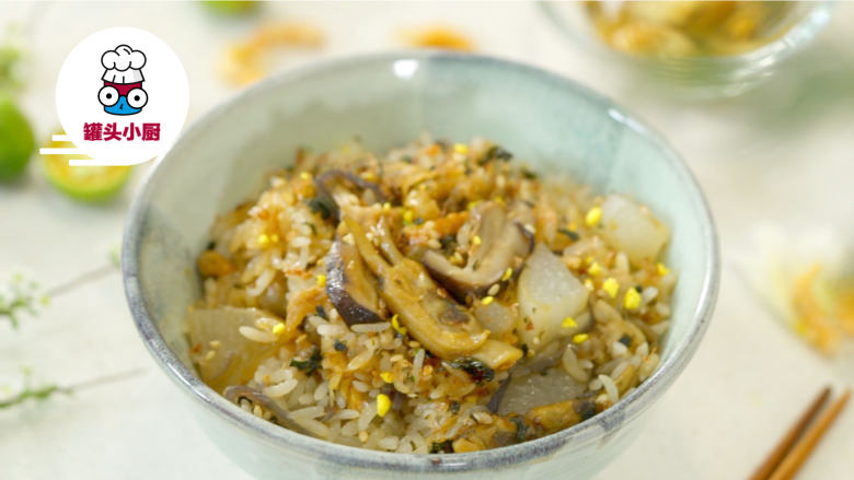 等“戴”一道菜之泉州萝卜饭,将浇汁淋在萝卜饭上,撒上香松,即可享用