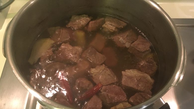 清炖白萝卜牛肉面,基本上已完成一半!牛肉汤的香气溢出。