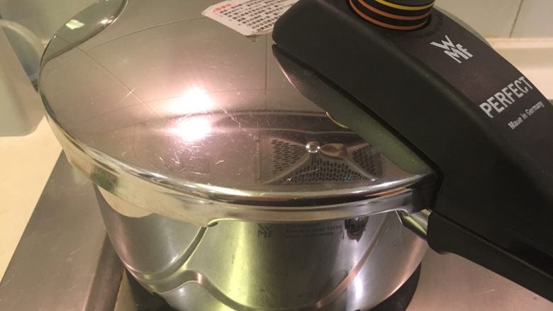 清炖白萝卜牛肉面,盖起来大火煮至高压状态关火,等压力下降再开锅