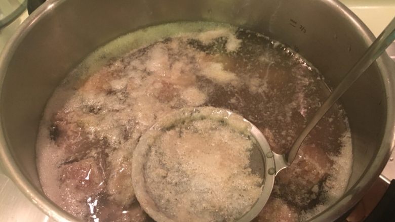 清炖白萝卜牛肉面,牛肉放入高压锅里加1200cc的水煮开,把浮末捞掉,多捞几次直到捞干净。