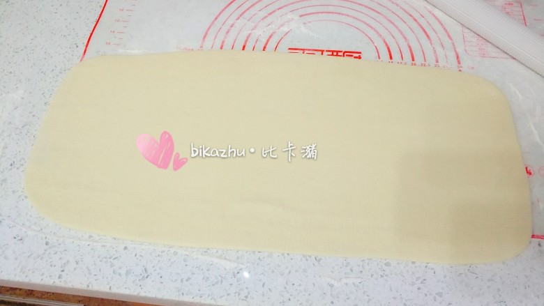 简易椰蓉花卷,接着擀成长方形面片。