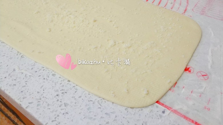 简易椰蓉花卷,抹上油、撒上椰蓉和砂<a style='color:red;display:inline-block;' href='/shicai/ 10588'>糖</a>。