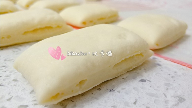 简易椰蓉花卷,折完三次以后切件。