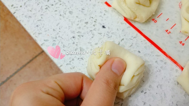 简易椰蓉花卷,折后往下一压
