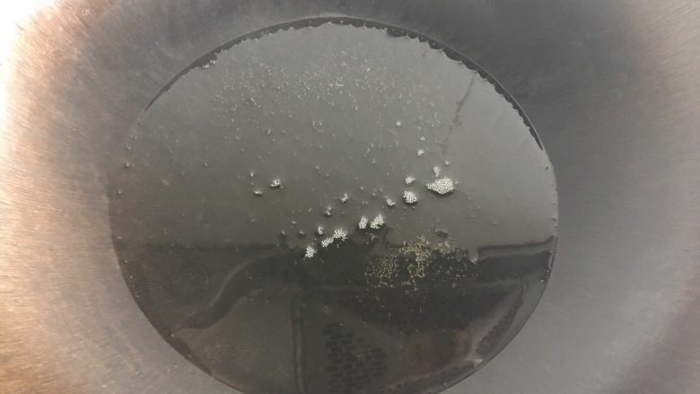 甜蜜蜜芝麻饼,锅中倒入油,将油烧开