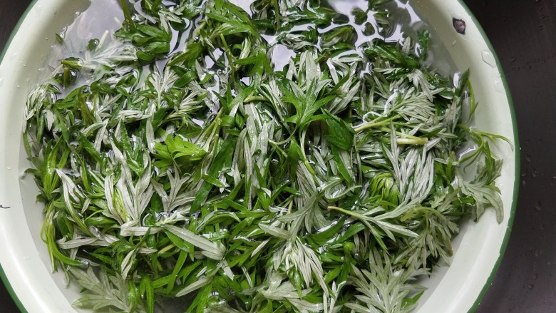 艾叶豆沙青团(月饼模具版),新鲜的艾叶泡水洗净。