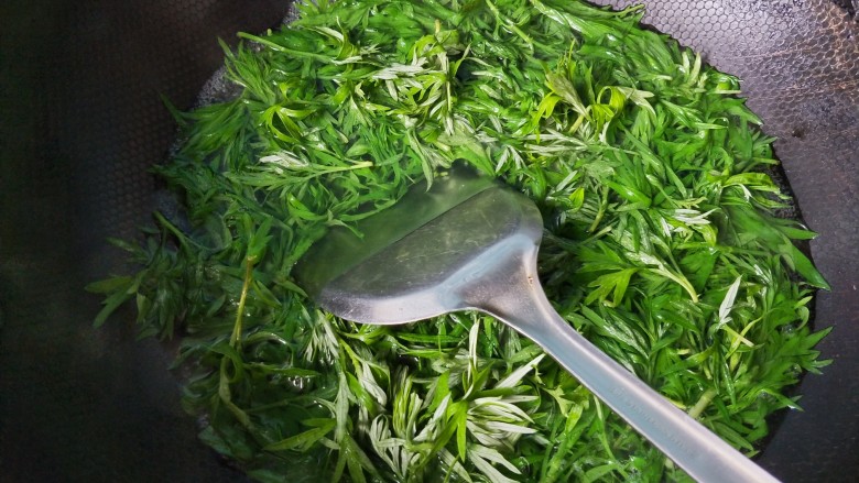 艾叶豆沙青团(月饼模具版),锅内放水,水开后放艾叶焯水两分钟捞出。