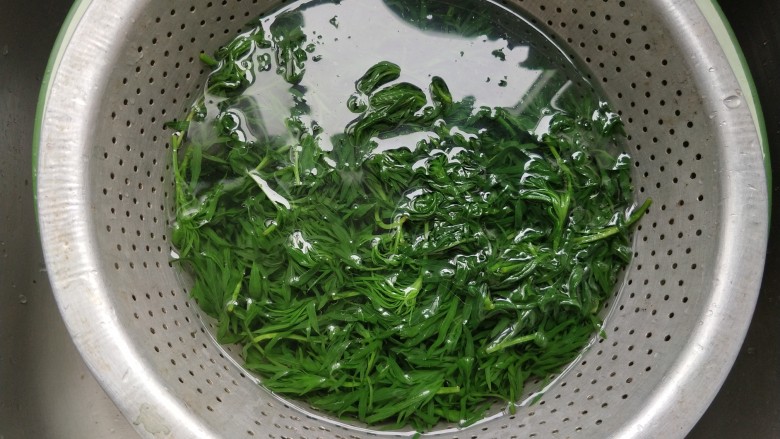 艾叶豆沙青团(月饼模具版),放清水中浸泡。