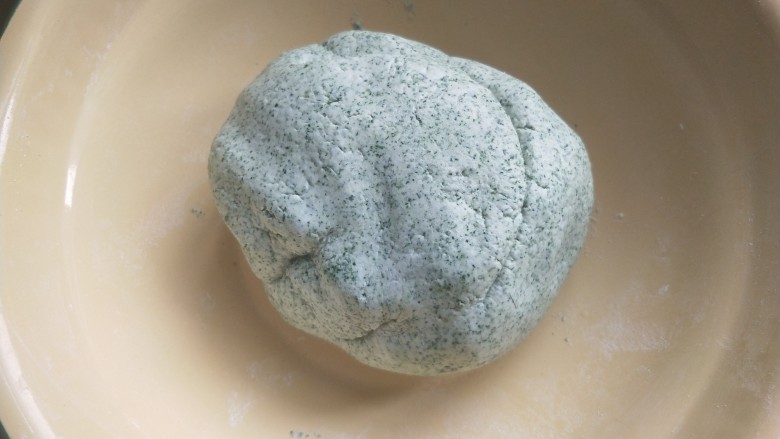 艾叶豆沙青团(月饼模具版),加入艾汁揉成光滑的团。