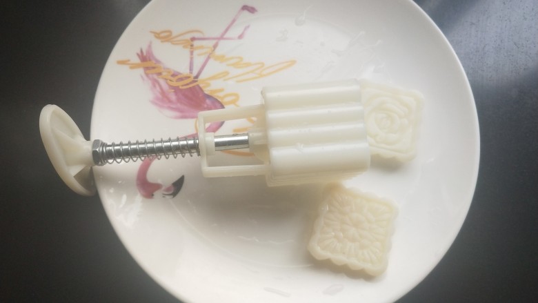 艾叶豆沙青团(月饼模具版),准备一个月饼模具,洗净。