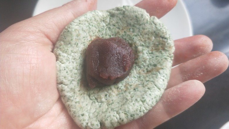 艾叶豆沙青团(月饼模具版),糯米团用手揉开,放入豆沙。