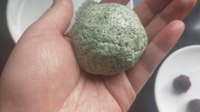 艾叶豆沙青团(月饼模具版),慢慢包好。