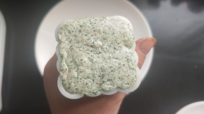 艾叶豆沙青团(月饼模具版),模具抹上食用油,将艾团慢慢压入模具中。