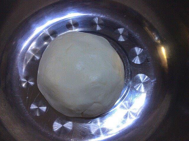 紫薯草莓酱馅醪糟汤圆,和好的面团,醒10分钟