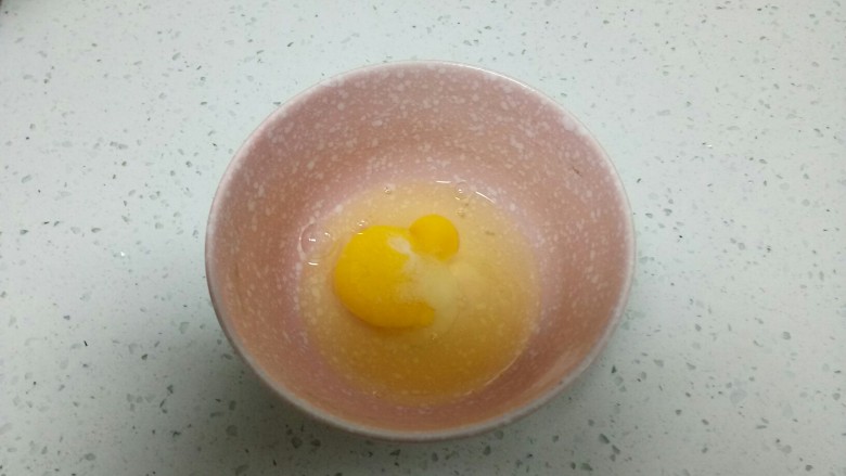 香椿炒鸡蛋,<a style='color:red;display:inline-block;' href='/shicai/ 9'>鸡蛋</a>打入碗中,放入适量盐。